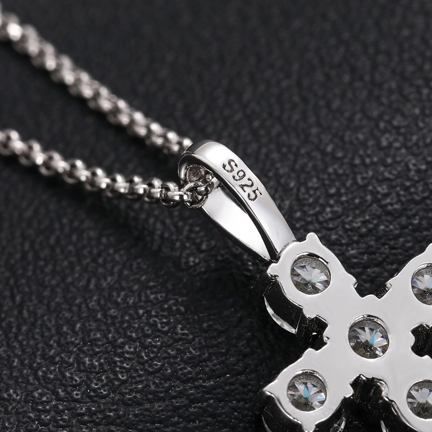 Cross Pendant 1.8CT 4mm